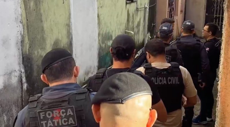 Operação policial no bairro Redenção em Manaus para cumprimento de mandados de prisão contra grupo criminoso
