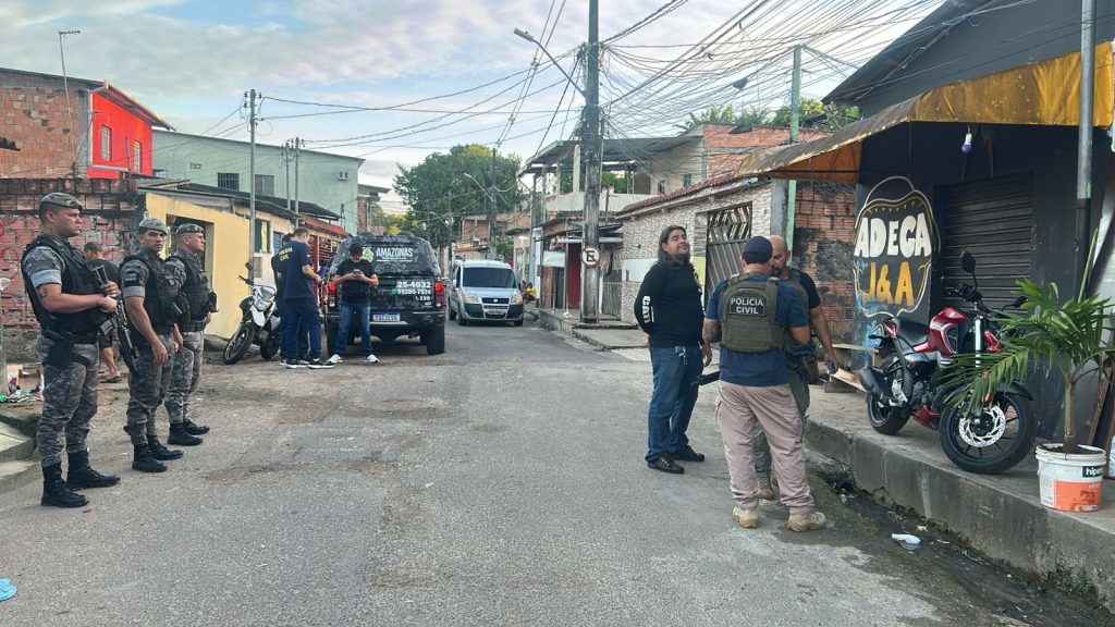 Operação policial no bairro Redenção em Manaus para cumprimento de mandados de prisão contra grupo criminoso