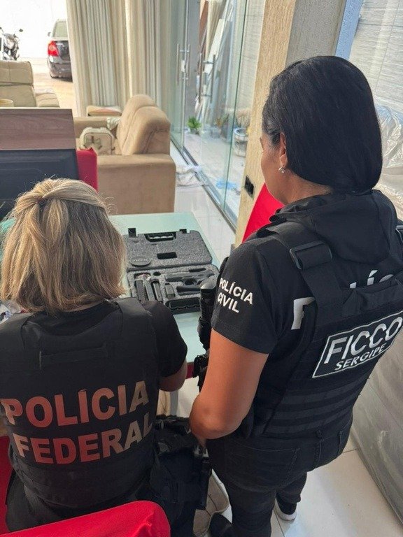 Agentes da Polícia Federal durante operação contra o tráfico de drogas no Aeroporto de Manaus.