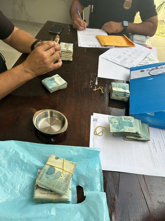Agentes da Polícia Federal durante operação contra o tráfico de drogas no Aeroporto de Manaus.