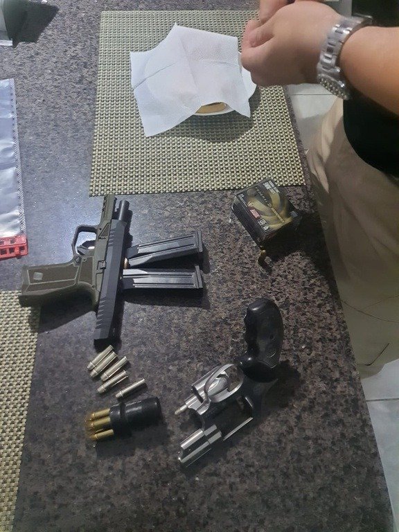 Agentes da Polícia Federal durante operação contra o tráfico de drogas no Aeroporto de Manaus.