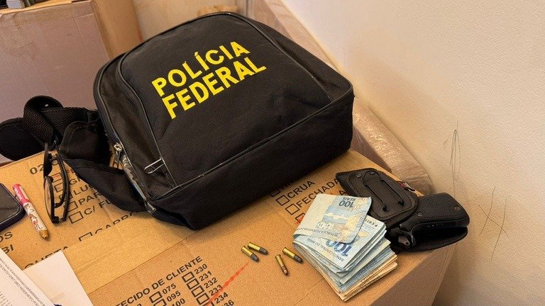 Agentes da Polícia Federal durante operação contra o tráfico de drogas no Aeroporto de Manaus.