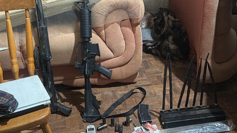 Agentes da Polícia Federal durante operação contra o tráfico de drogas no Aeroporto de Manaus.