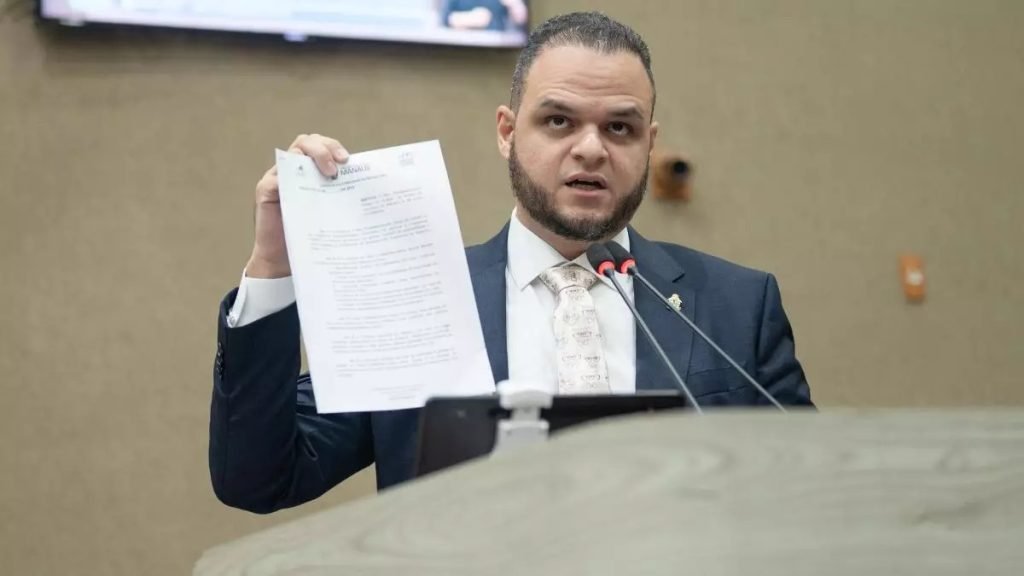 Vereador Aldenor Lima em destaque durante proposta na Câmara Municipal de Manaus