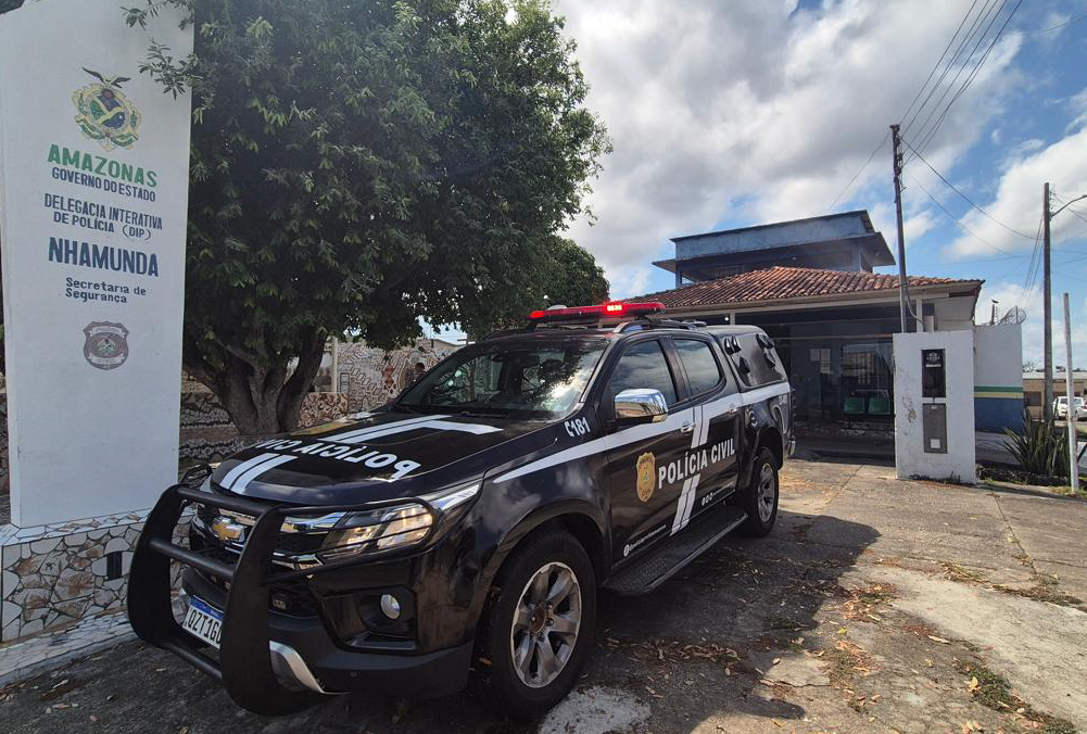 Agentes da Polícia Civil do Amazonas realizando operação para prisão de suspeito de crimes sexuais no interior do estado.