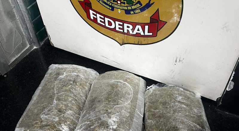 Mala aberta com tabletes de maconha apreendidos pela Polícia Federal no Aeroporto Internacional Eduardo Gomes em Manaus.