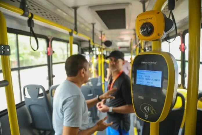 Ônibus do transporte público de Manaus circulando em via urbana atendendo a zona leste e o distrito industrial.