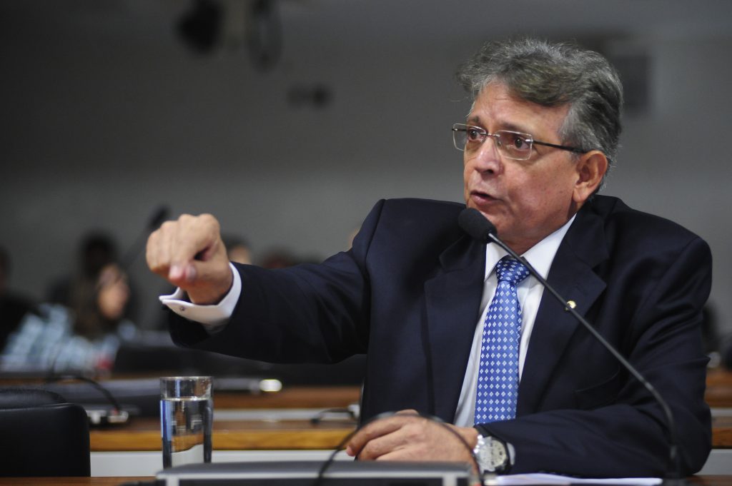 O deputado federal Pauderney Avelino durante atividade parlamentar