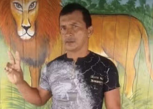 Equipes de resgate e mergulhadores do corpo de bombeiros realizam buscas por pescador no rio amazonas em itacoatiara