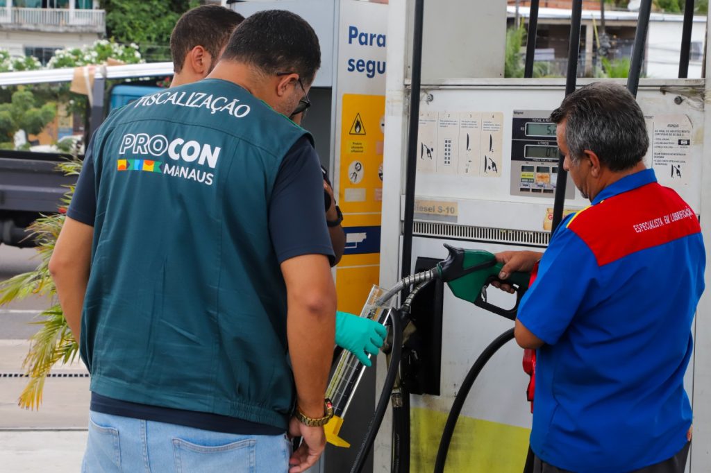Bomba de combustível em posto de Manaus mostrando os preços da gasolina e diesel em destaque.