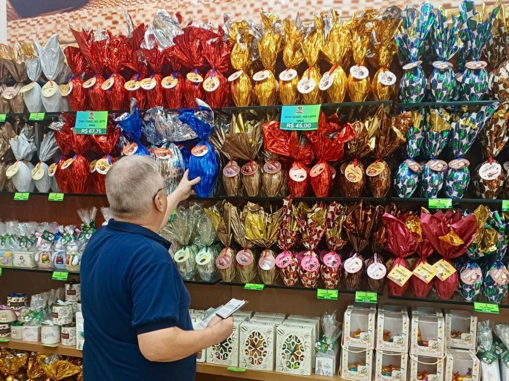 Ovos de Páscoa expostos em prateleira de supermercado em Manaus durante fiscalização e pesquisa do Procon.