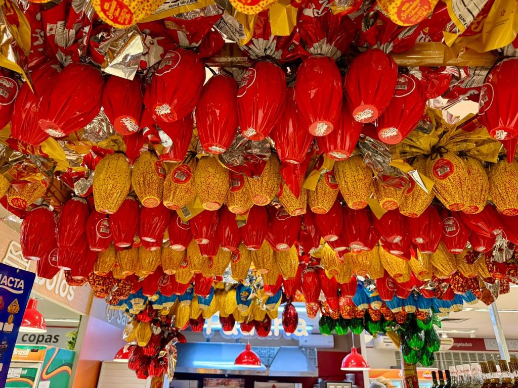 Ovos de Páscoa expostos em prateleira de supermercado em Manaus durante fiscalização e pesquisa do Procon.