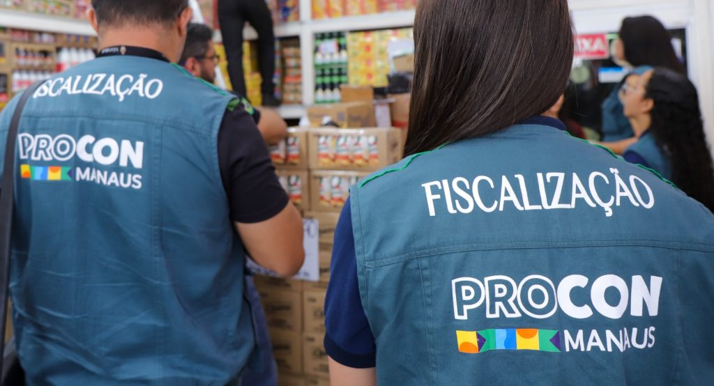 Botijões de gás de cozinha empilhados em uma distribuidora em Manaus durante levantamento de preços do Procon.