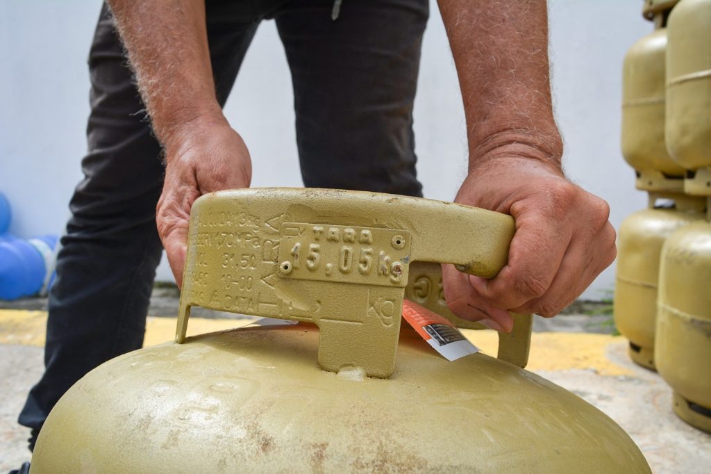 Botijões de gás de cozinha empilhados em uma distribuidora em Manaus durante levantamento de preços do Procon.