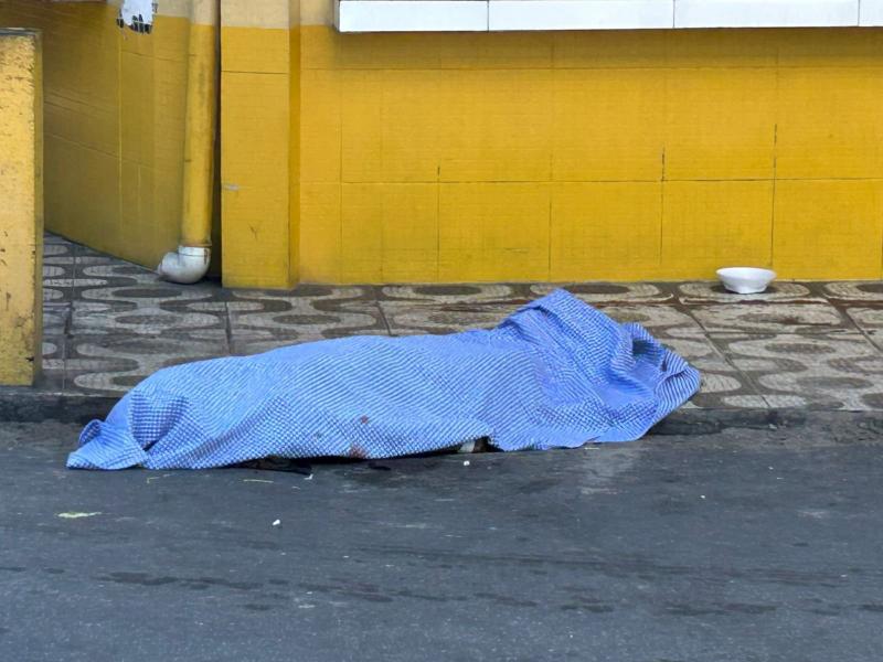 Equipes de resgate e fiação elétrica no local onde um pintor sofreu descarga fatal no bairro cidade nova em manaus