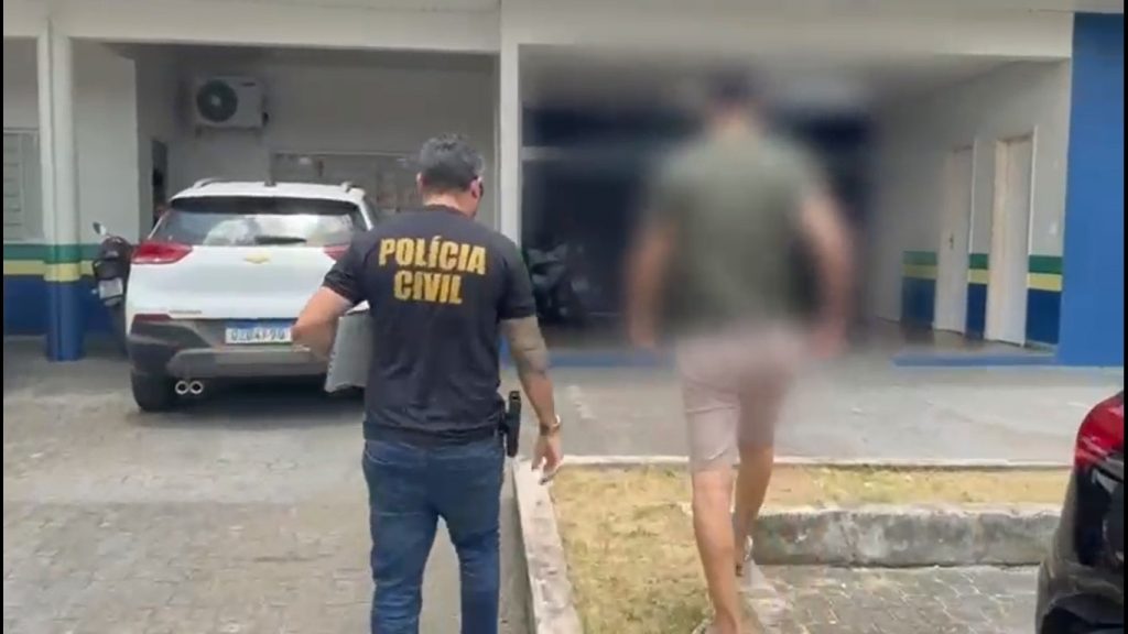 Agentes da Polícia Civil do Amazonas em operação policial para prender gerente de banco suspeito de estelionato em Manaus.