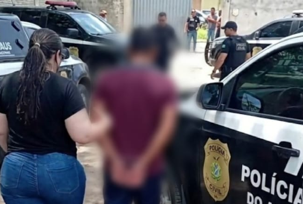 Policial civil conduzindo suspeito preso por tentativa de homicídio e estupro de vulnerável em Manaus.