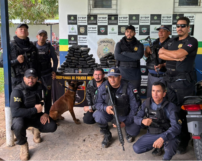Policiais civis e militares realizam apreensão de tabletes de maconha enterrados em área de mata no Amazonas