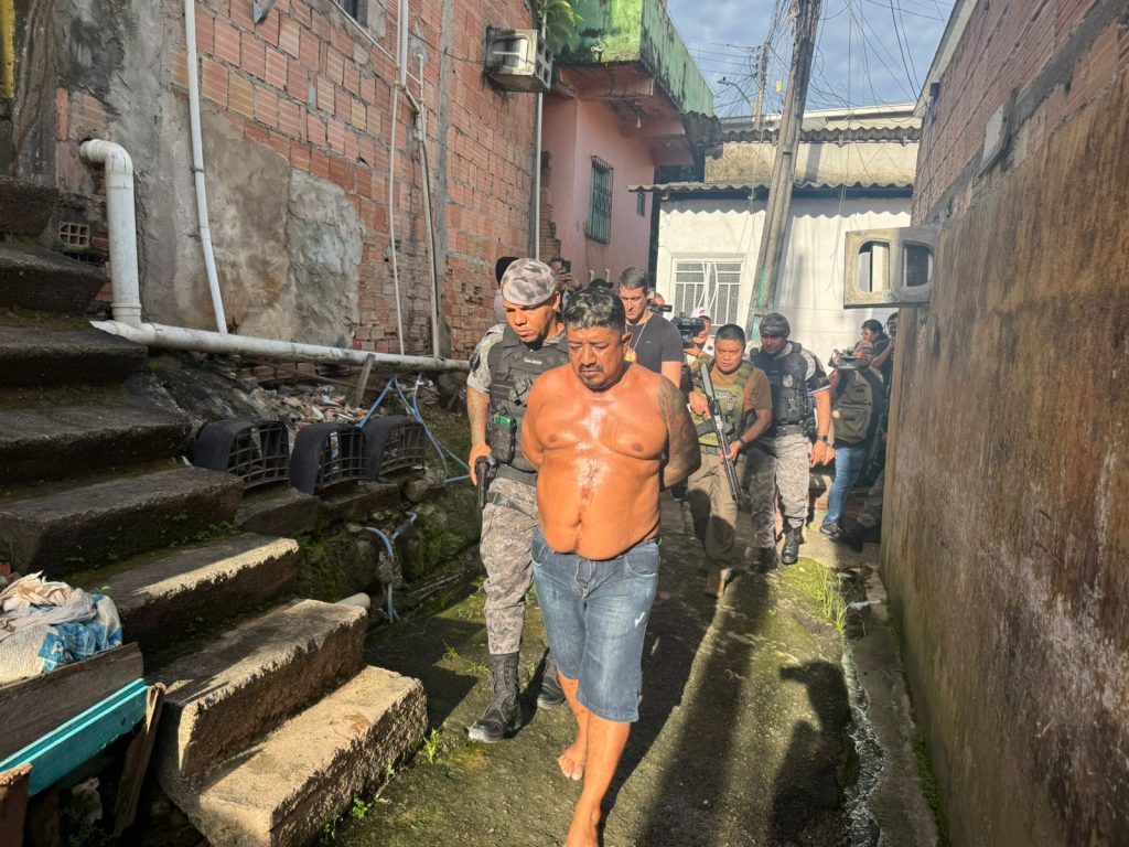 Suspeito conhecido como Sombra sendo conduzido por policiais civis em Manaus.