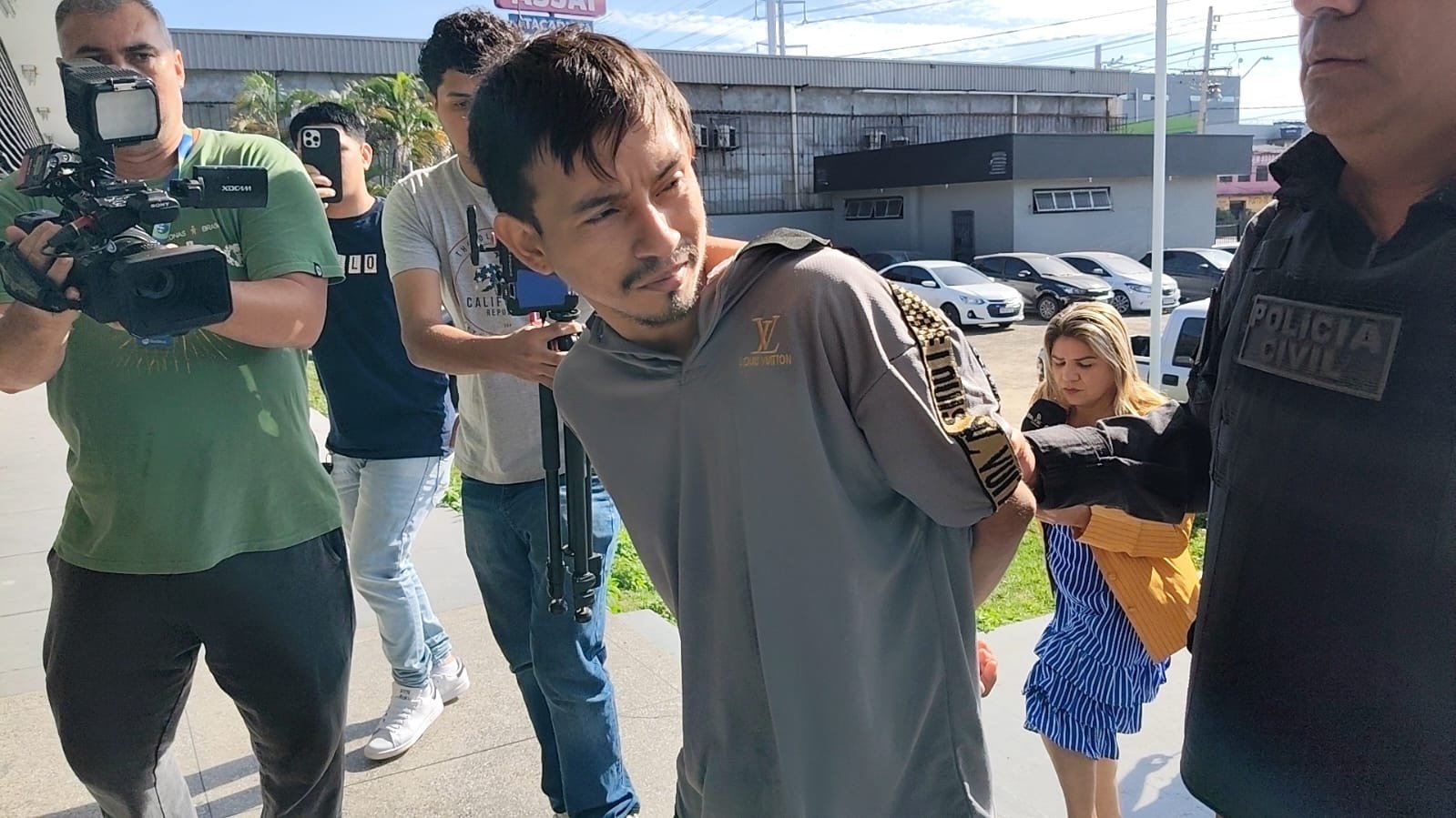 Policiais civis da DEHS durante operação para prender suspeitos do assassinato do professor Davi Said Aidar da Ufam em Manaus.