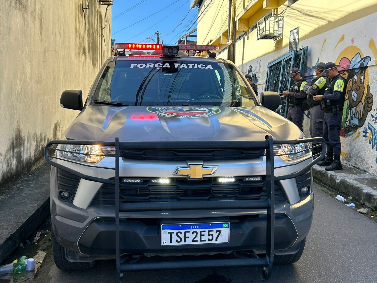 Viaturas da Polícia Militar do Amazonas realizando buscas por criminosos no bairro Coroado em Manaus.