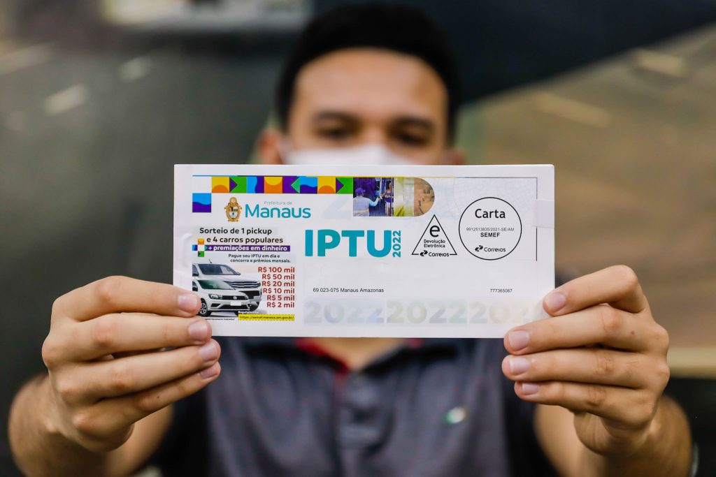 Fachada da Prefeitura de Manaus com o logotipo oficial em destaque para atendimento do IPTU