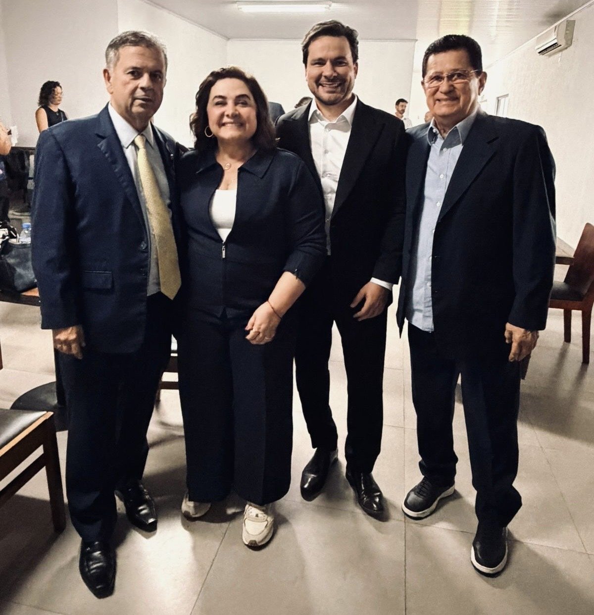 Professora Maria do Carmo ao lado de lideranças do PL em Brasília durante gravações partidárias para rádio e televisão.