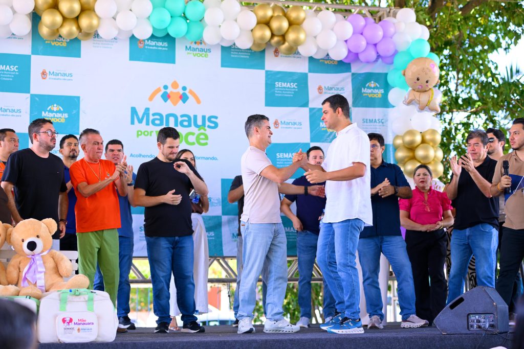 Prefeito David Almeida e o novo secretário Nildo Mello durante anúncio oficial da Semasc em Manaus