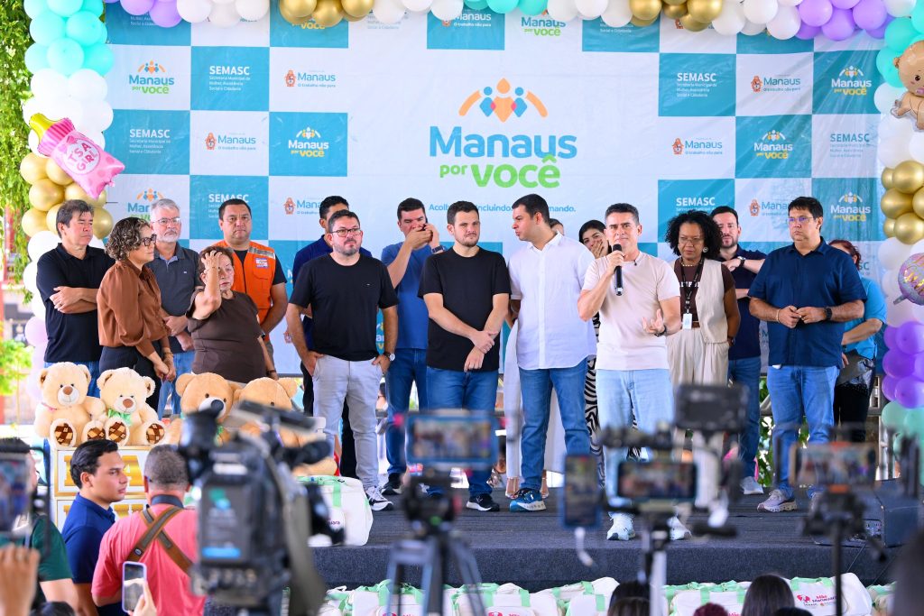 Prefeito David Almeida e o novo secretário Nildo Mello durante anúncio oficial da Semasc em Manaus