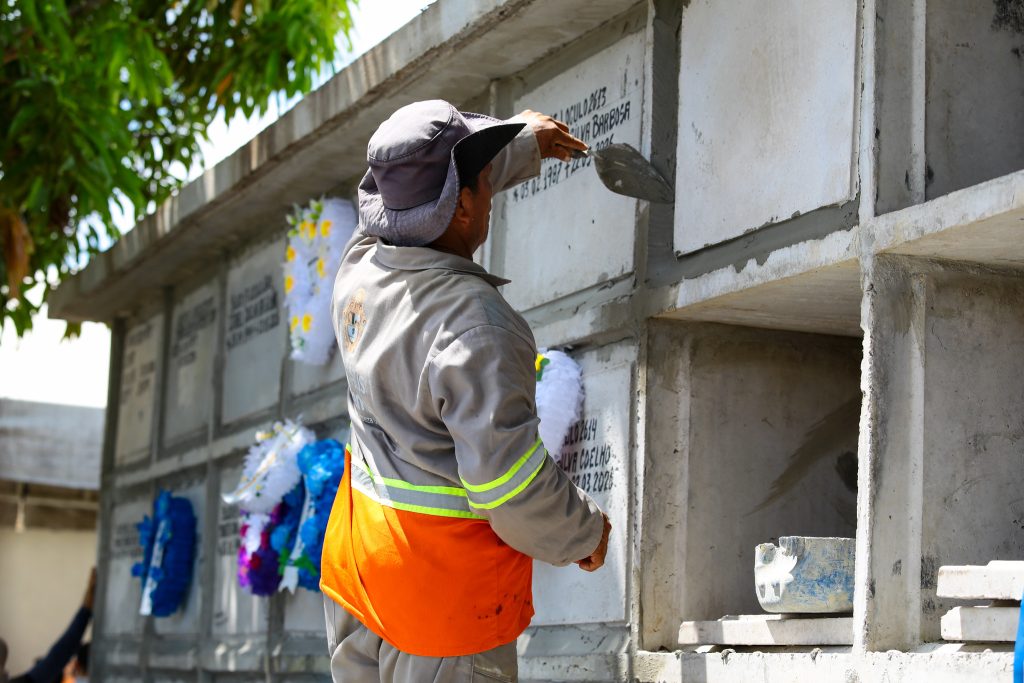 Prefeito David Almeida durante a entrega da segunda etapa do cemitério vertical Nossa Senhora Aparecida em Manaus.