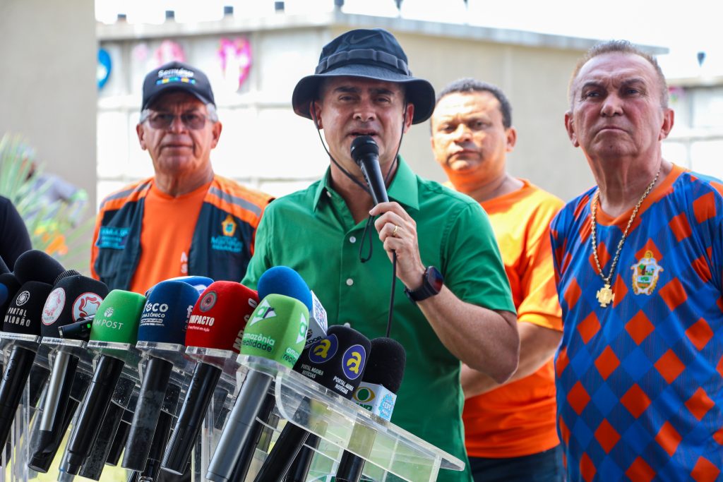 Prefeito David Almeida durante a entrega da segunda etapa do cemitério vertical Nossa Senhora Aparecida em Manaus.