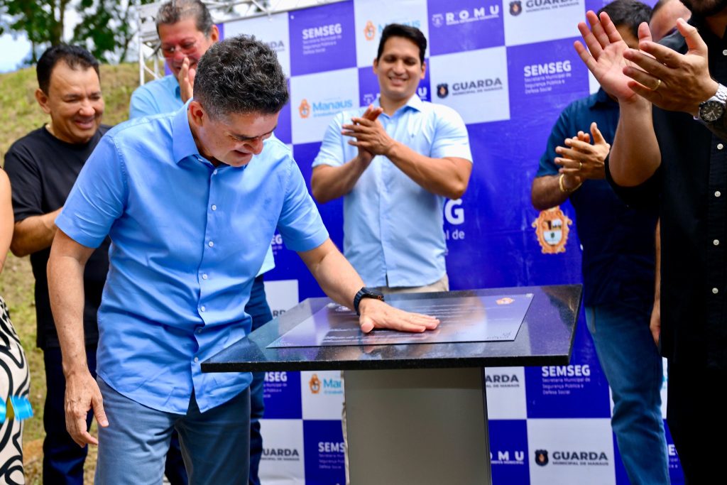 Prefeito David Almeida em evento de lançamento da pedra fundamental da Academia da Guarda Municipal de Manaus.