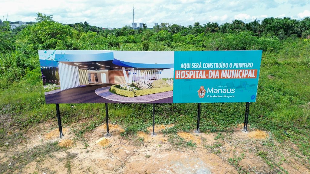 Prefeito David Almeida durante o lançamento da pedra fundamental do primeiro Hospital-Dia municipal na zona oeste de Manaus.