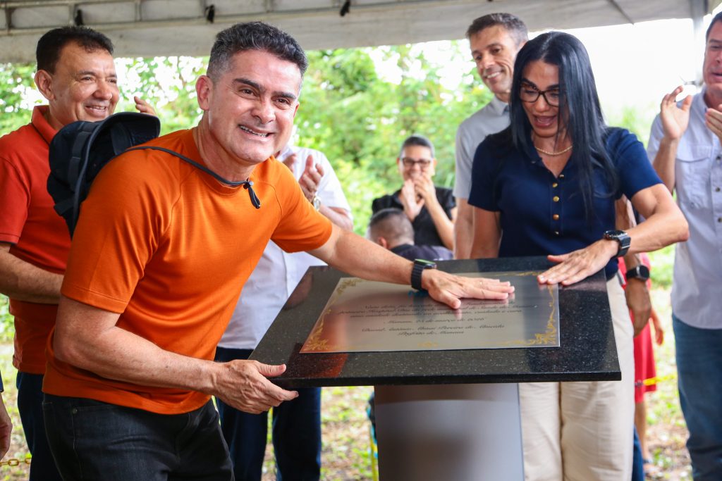 Prefeito David Almeida durante o lançamento da pedra fundamental do primeiro Hospital-Dia municipal na zona oeste de Manaus.