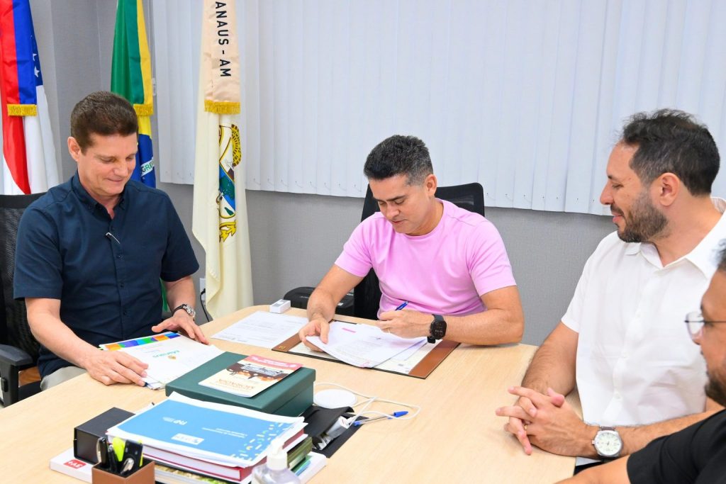Prefeito David Almeida assina documento de nomeação de novos servidores da Semed em Manaus