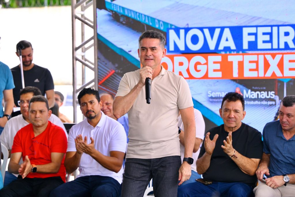 Prefeito David Almeida durante a solenidade de reinauguração da feira municipal do Jorge Teixeira 1 em Manaus