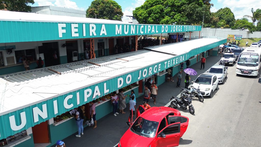 Prefeito David Almeida durante a solenidade de reinauguração da feira municipal do Jorge Teixeira 1 em Manaus