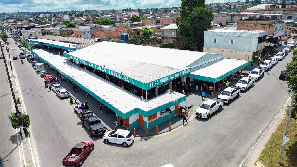 Prefeito David Almeida durante a solenidade de reinauguração da feira municipal do Jorge Teixeira 1 em Manaus