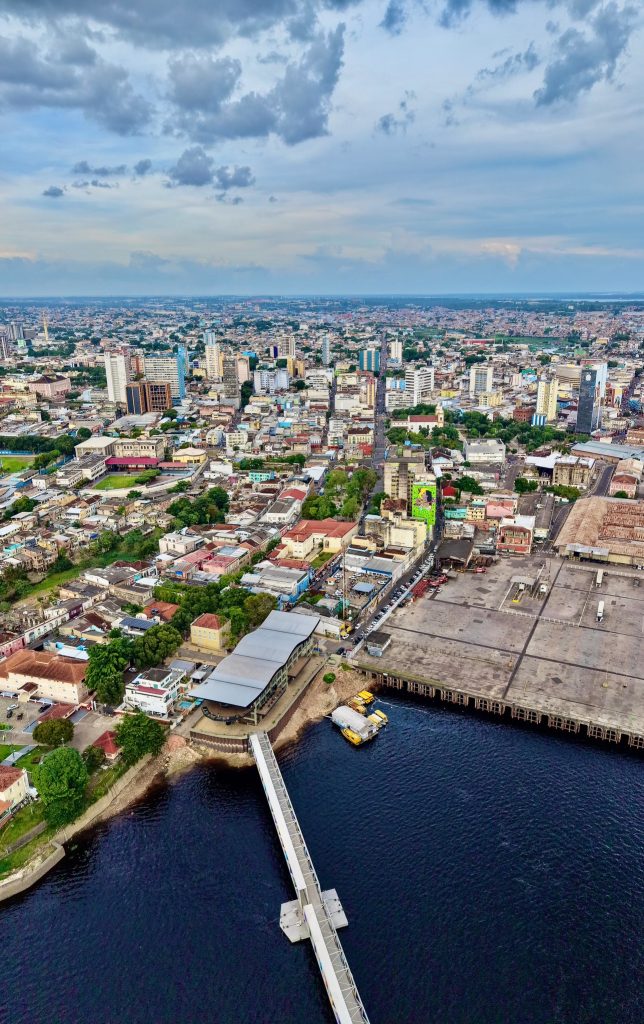 projeção digital do novo aquário de manaus com arquitetura moderna integrada ao centro histórico e vista para o rio negro