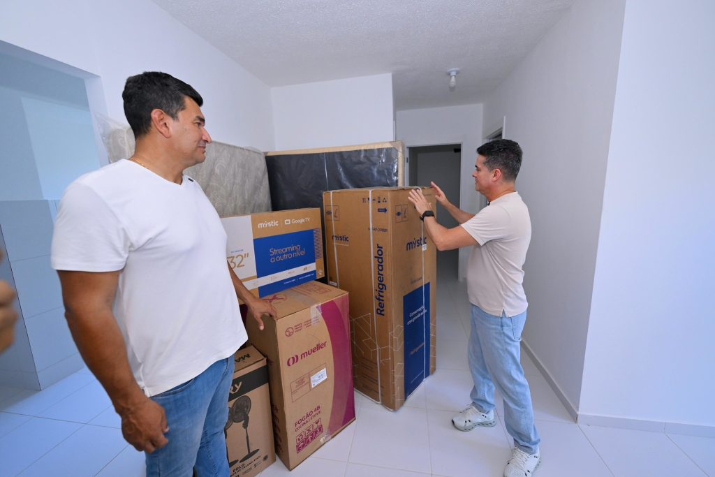 Prefeito David Almeida apresentando móveis e eletrodomésticos que equiparão os novos apartamentos do programa Minha Casa Minha Vida em Manaus.