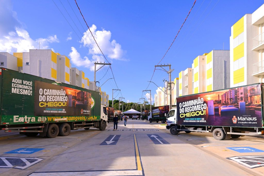 Prefeito David Almeida apresentando móveis e eletrodomésticos que equiparão os novos apartamentos do programa Minha Casa Minha Vida em Manaus.