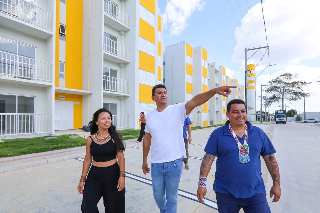 Prefeito David Almeida apresentando móveis e eletrodomésticos que equiparão os novos apartamentos do programa Minha Casa Minha Vida em Manaus.