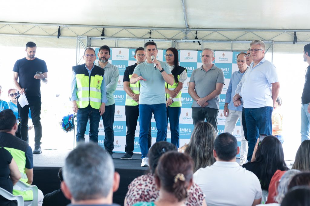 Prefeito David Almeida durante a entrega de novos ônibus para o transporte coletivo de Manaus no parque Amazonino Mendes