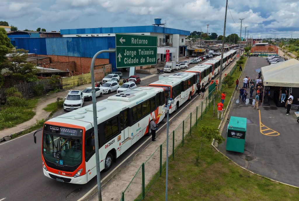 Prefeito David Almeida durante a entrega de novos ônibus para o transporte coletivo de Manaus no parque Amazonino Mendes