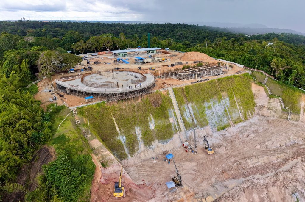 Prefeito David Almeida vistoria obras do Parque Encontro das Águas Rosa Almeida em Manaus.