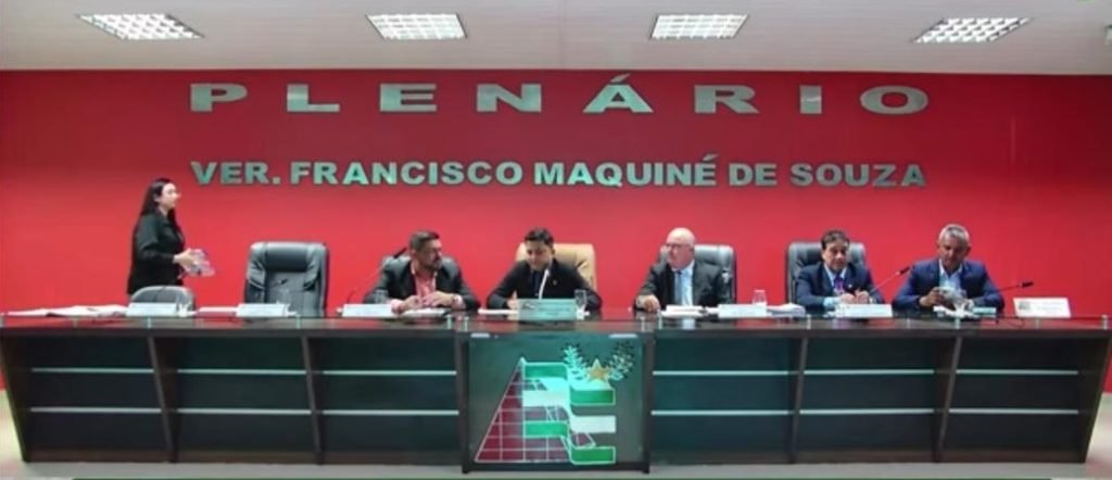 Fachada da Câmara Municipal de Iranduba durante sessão de aprovação de requerimentos para investigação de contratos de obras