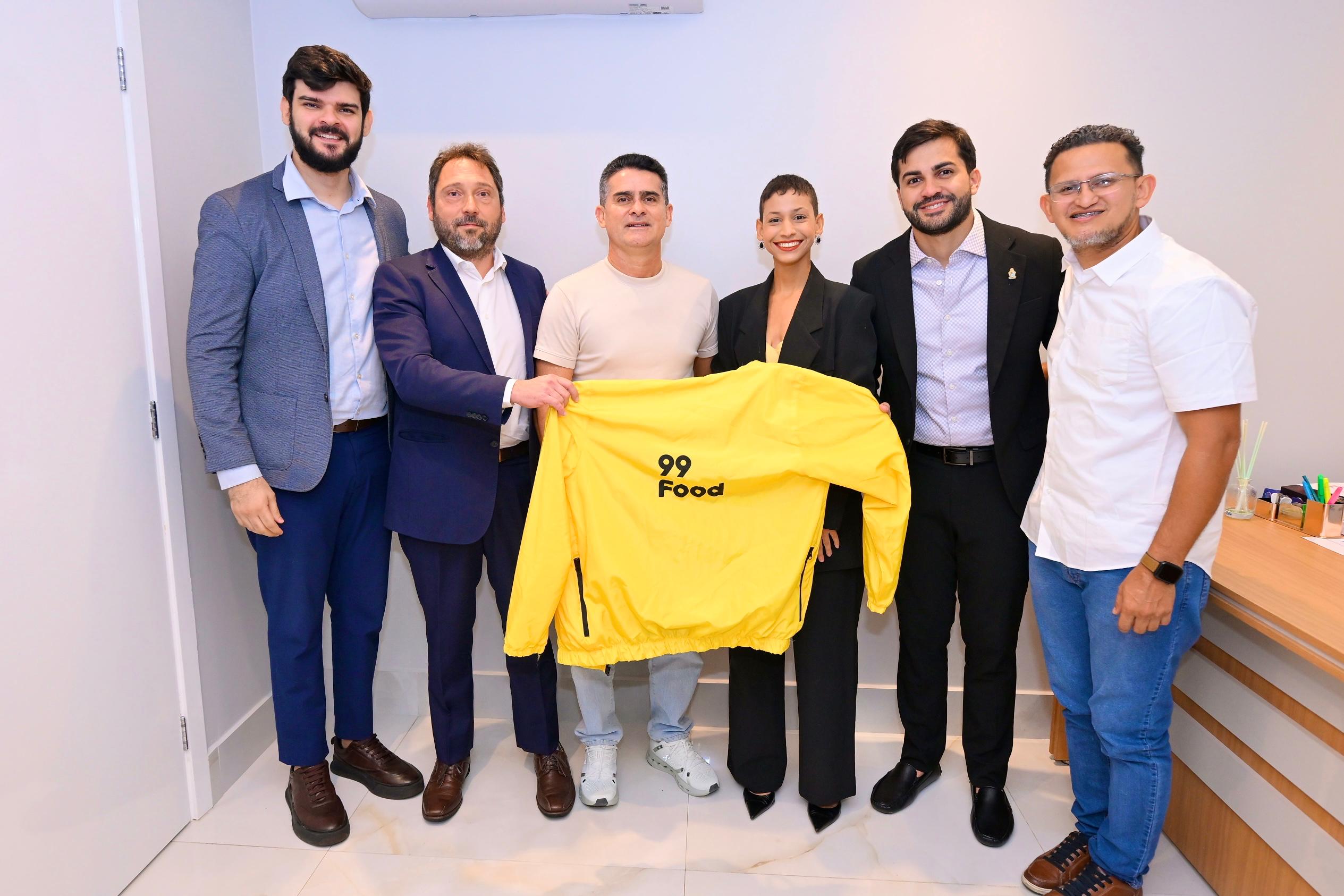 Prefeito David Almeida em reunião com representantes da empresa 99 para discutir melhorias para motociclistas de aplicativo em Manaus