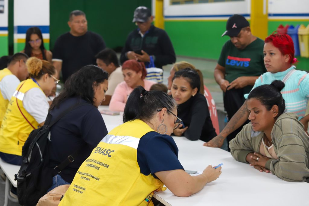 Equipes da prefeitura de Manaus distribuindo suprimentos e colchões para moradores atingidos por forte chuva em Manaus.
