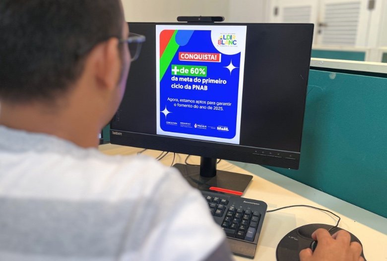 Logotipo da Prefeitura de Manaus e informações sobre os editais da Política Nacional Aldir Blanc para fomento da cultura local.