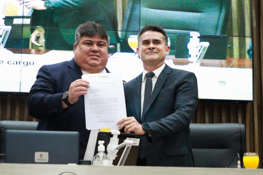 Solenidade oficial na Câmara Municipal de Manaus marca a renúncia de David Almeida e a posse de Renato Junior como prefeito.